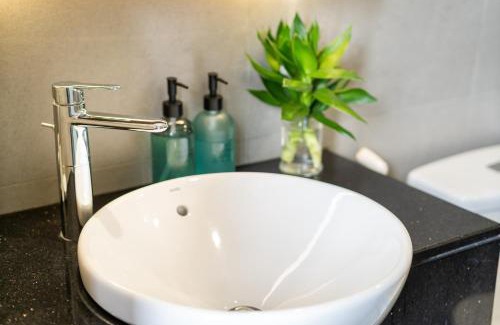 District 4 Apartment | Vinh Hoi Apartment Free one way airport pick up from TSN Airport