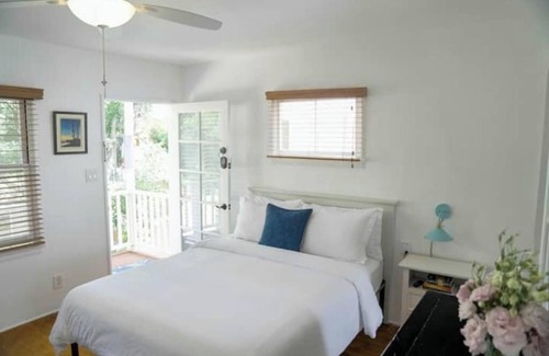 North of Wilshire Apartment | Vintage and Cozy Studio in Santa Monica - C