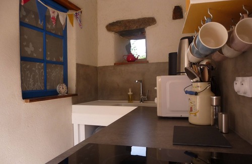 Pleudaniel House | Vintage caravan with private bathroom & kitchen