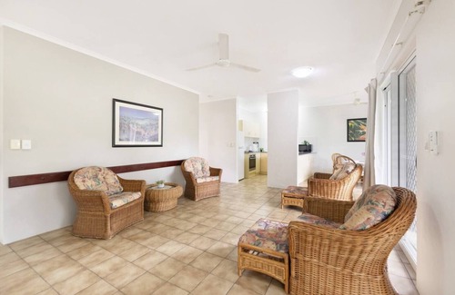 The Gardens Apartment | Vintage Charm at The Gardens with Lagoon Pool