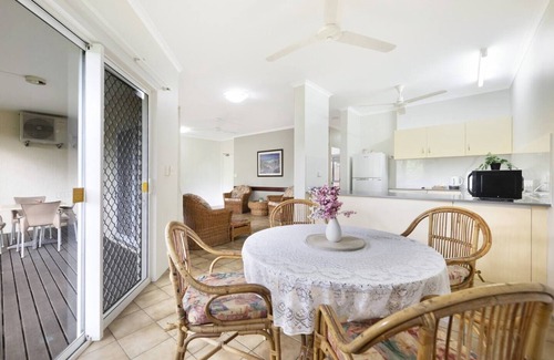 The Gardens Apartment | Vintage Charm at The Gardens with Lagoon Pool