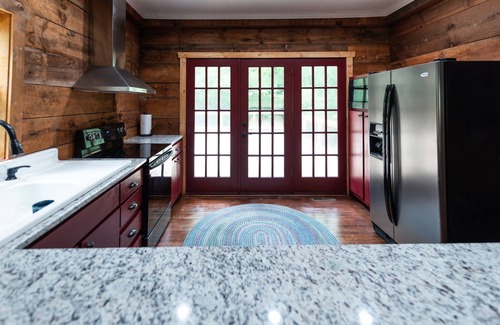 Gumlog Cabin | Vintage charm meets modern comfort in this historic 1850s cabin at Lake Hartwell