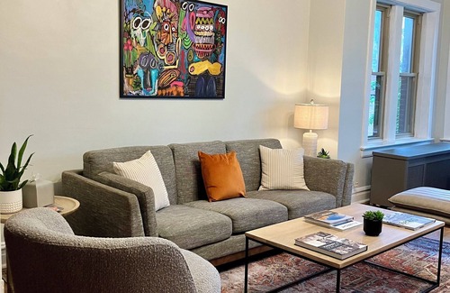Rogers Park Apartment | Vintage City Chic: The Artist's Haven. 5 Blocks from Lake Michigan!