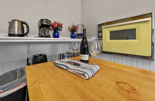 Seaside House | Vintage Cottage, Pet Friendly, 3 Blocks from Beach & Promenade, Fenced Backyard, Hot Tub & Fire-Pit