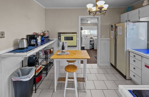 Seaside House | Vintage Cottage, Pet Friendly, 3 Blocks from Beach & Promenade, Fenced Backyard, Hot Tub & Fire-Pit