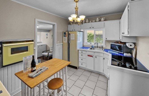 Seaside House | Vintage Cottage, Pet Friendly, 3 Blocks from Beach & Promenade, Fenced Backyard, Hot Tub & Fire-Pit