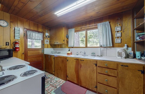 Joseph House | Vintage Cottage w/Private Hot Tub, Fireplace & Deck - Walk to the Lake, Dogs OK