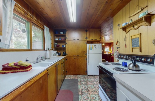 Joseph House | Vintage Cottage w/Private Hot Tub, Fireplace & Deck - Walk to the Lake, Dogs OK