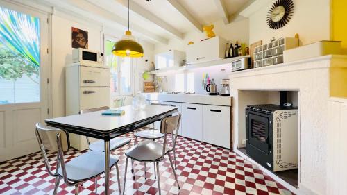 Saint-Fort-sur-Gironde House | Vintage Guesthouse