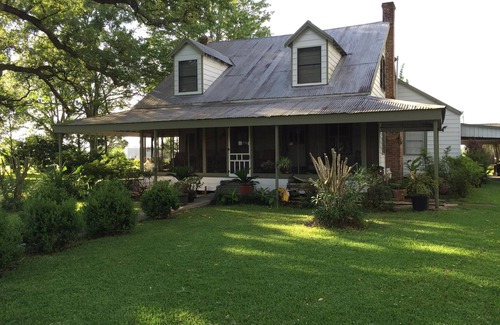 Houma House | Vintage Home and Spacious Grounds - "mini-fest" area - 3 night Min. -