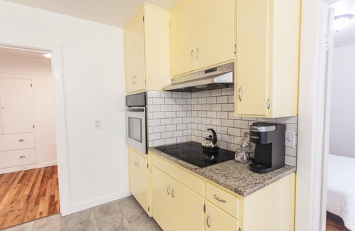 Bethel-Danebo House | Vintage Home By Parks- 20 min to U of O - 8 min to Airport - Pet Friendly