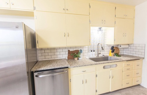 Bethel-Danebo House | Vintage Home By Parks- 20 min to U of O - 8 min to Airport - Pet Friendly