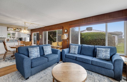 Waldport House | Vintage home with ocean views, private path to shore & fenced dog-friendly yard