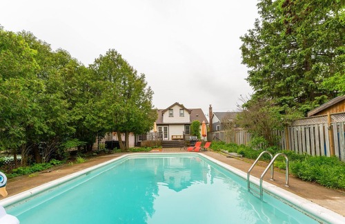 Niagara Falls House | Vintage Inspired Getaway with Pool and Hot Tub