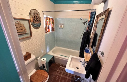 Tucson Hotel | Vintage Motel Room in sunny Tucson with WiFi, AC "Tequila Sunrise"