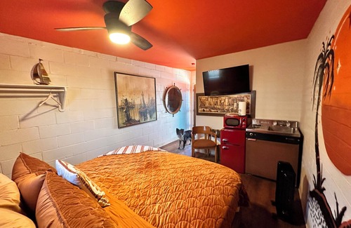 Tucson Hotel | Vintage Motel Room in sunny Tucson with WiFi, AC "Tequila Sunrise"