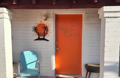 Tucson Hotel | Vintage Motel Room in sunny Tucson with WiFi, AC "Tequila Sunrise"