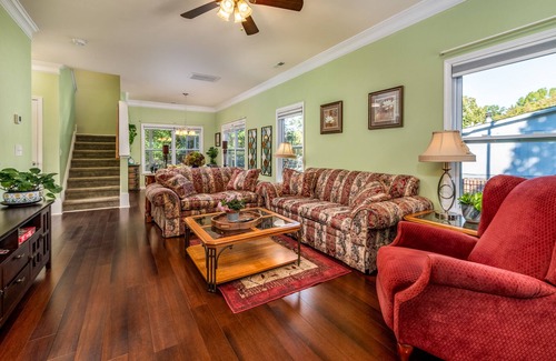 Mayhew House | Vintage Retreat near Stutts Marina