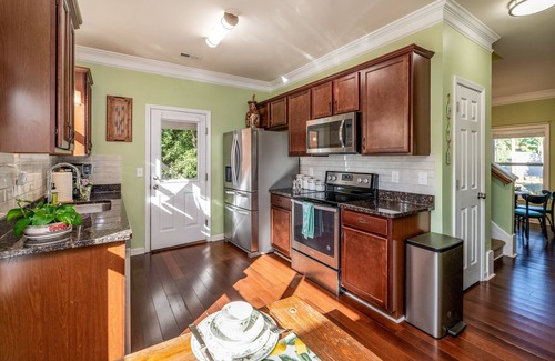 Mayhew House | Vintage Retreat near Stutts Marina