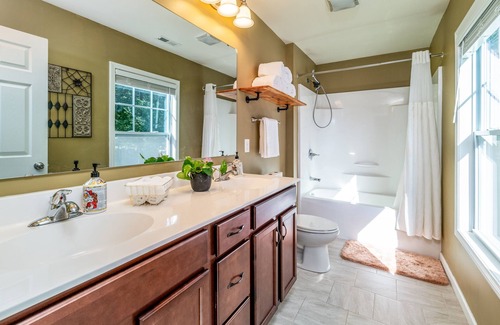 Mayhew House | Vintage Retreat near Stutts Marina
