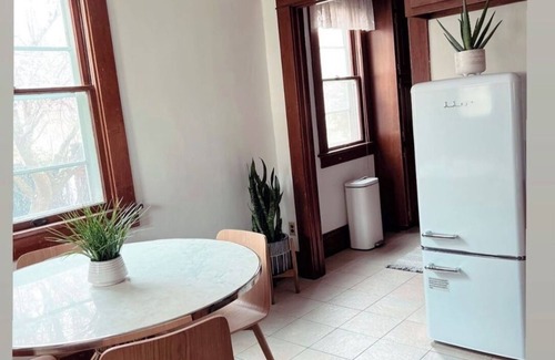 Grants Pass House | Vintage Retreat Nestled in downtown Grants Pass, OR