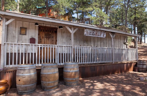 Woodland Park Cabin | Vintage Sheriff Tiny Cabin - HOT TUB!