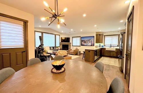 Mammoth Lakes House | Vintage Vibes - Canyon Slopeside Townhome with Private Hot tub & Garage, E-vehic