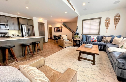 Mammoth Lakes House | Vintage Vibes - Canyon Slopeside Townhome with Private Hot tub & Garage, E-vehic