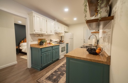 Connellsville Apartment | Vintage Vogue: Your Stylish Suite with Wi-Fi, Netflix, and Parking!