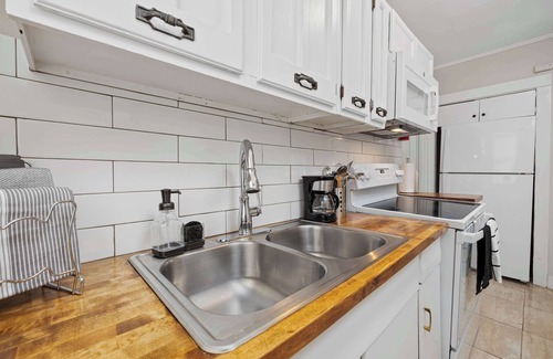 West Central Apartment | Vintage West Central Apt | Walkable | Parking