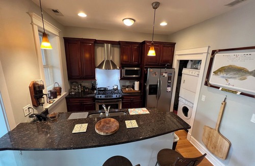 Lakeview Apartment | Vintage Wrigleyville Apartment with Parking