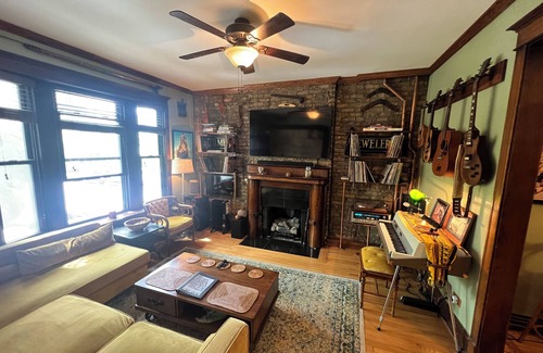Lakeview Apartment | Vintage Wrigleyville Apartment with Parking
