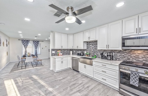 Midway House | VIP DESIGN HOUSE! private pool big backyard