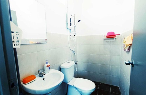 Pelabuhan Klang Villa | VIP Family Room (2 King Bed+Free Parking+Free laundry+Gym+Kitchen+WiFi+2Bath)