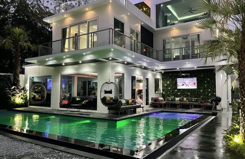 South Pattaya Villa | VIP Lotus Pool Villa Pattaya, Grand 8 bedroom Villa with Private Pool and Sauna