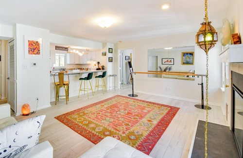 Northeast Virginia Beach Condo | Virginia Beach Condo w/ Balcony, 1 Block to Beach!