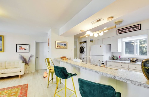 Northeast Virginia Beach Condo | Virginia Beach Condo w/ Balcony, 1 Block to Beach!