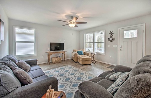 Issue House | Virginia Getaway - 1 Mi to Colonial Beach!