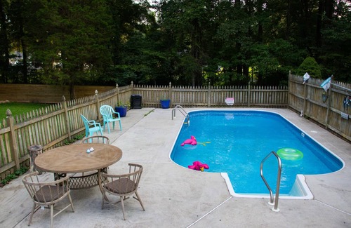 Chesterfield House | Virginia poolside Oasis: your Woodland Escape