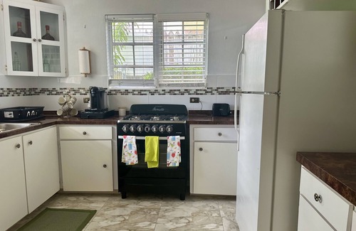 Nassau House | Vista Azul ~ Blue Views, 5 minute walk to the beach!