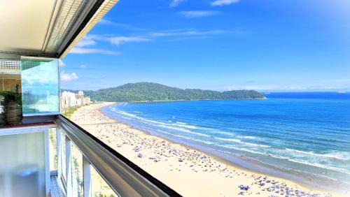 Guilhermina Apartment | Vista cinematográfica 24º andar, frente total mar na Guilhermina, 2 quartos, condomínio com lazer total, enxoval, ar condicionado, churrasqueira, Wi-fi, Netflix, piscina aquecida, saunas, 2 vagas e portaria 24 horas, 15Off no App