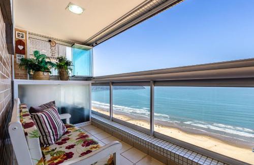 Guilhermina Apartment | Vista cinematográfica 24º andar, frente total mar na Guilhermina, 2 quartos, condomínio com lazer total, enxoval, ar condicionado, churrasqueira, Wi-fi, Netflix, piscina aquecida, saunas, 2 vagas e portaria 24 horas, 15Off no App