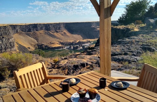Twin Falls House | Vista Cliff House, Stunning View from Canyon Rim next to walking/bike trail!