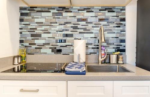 Centro Apartment | Vista Pedregal-Modern Vacation Apartment Walk to Marina & Beaches