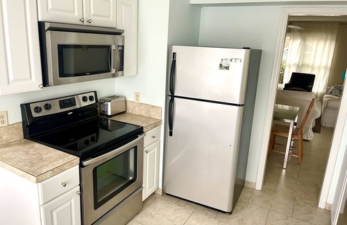 Saint Simons Island House | Vista Soleil: Park your car and walk to the beach, restaurants, shops and more