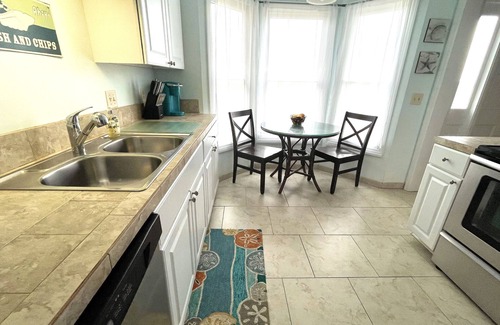 Saint Simons Island House | Vista Soleil: Park your car and walk to the beach, restaurants, shops and more