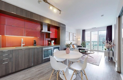 Toronto Entertainment District Hotel | Vista Suites - Downtown 1BR - Rooftop Pool/Gym/Hot Tub