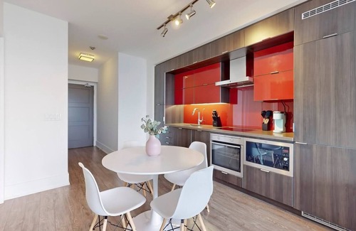 Toronto Entertainment District Hotel | Vista Suites - Downtown 1BR - Rooftop Pool/Gym/Hot Tub