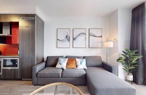Toronto Entertainment District Hotel | Vista Suites - Downtown 1BR - Rooftop Pool/Gym/Hot Tub