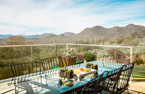 Cave Creek House | Vista Verde by AvantStay | Isolated Villa w/ Putting Green, Pool, Fire pit!